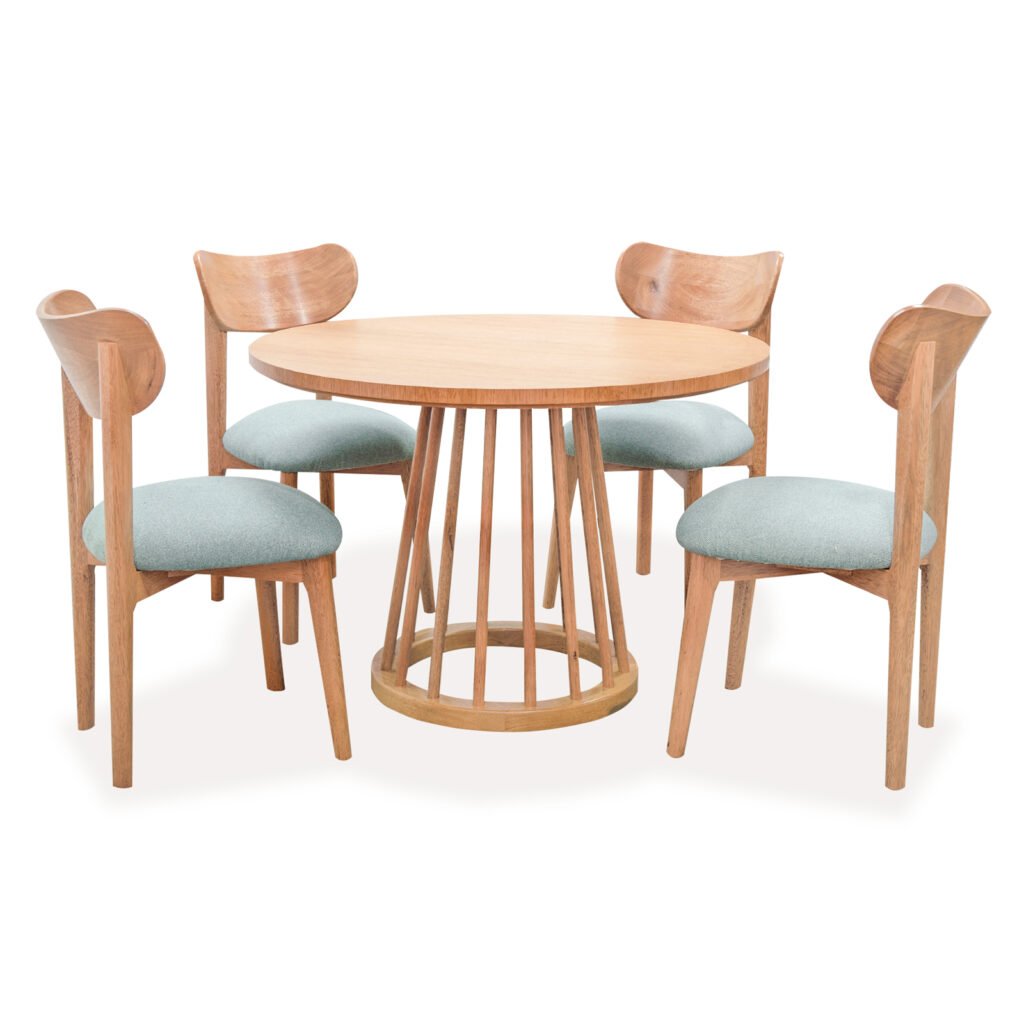 Juego de comedor para cuatro personas. Mesa y cuatro sillas fabricados en madera sólida de seike, color madera natural
