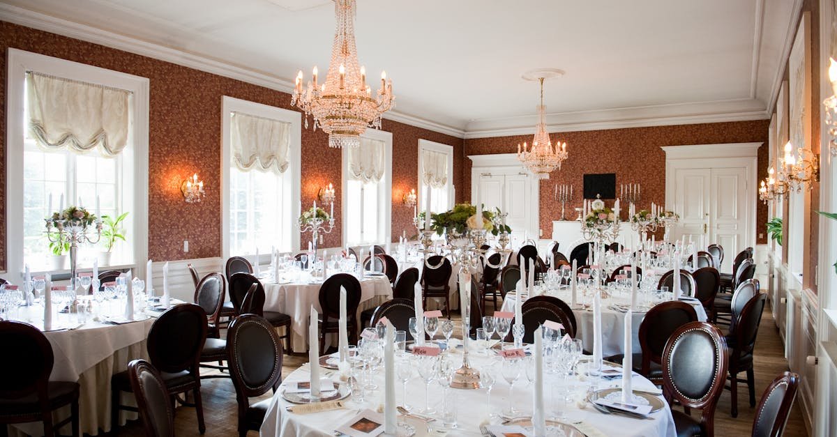 Mesa de comedor elegante con decoración moderna